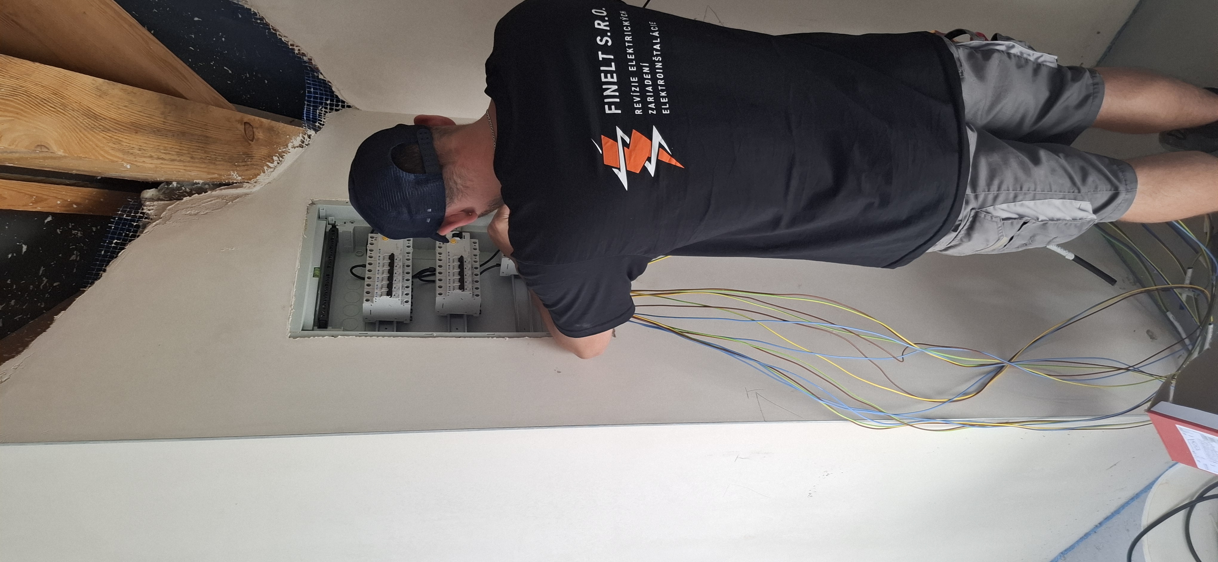 Finelt elektrikár zapája rozvádzač - elektroinštalácie Prešov a Košice